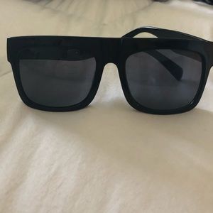 BIG BLACK SUNGLASSES